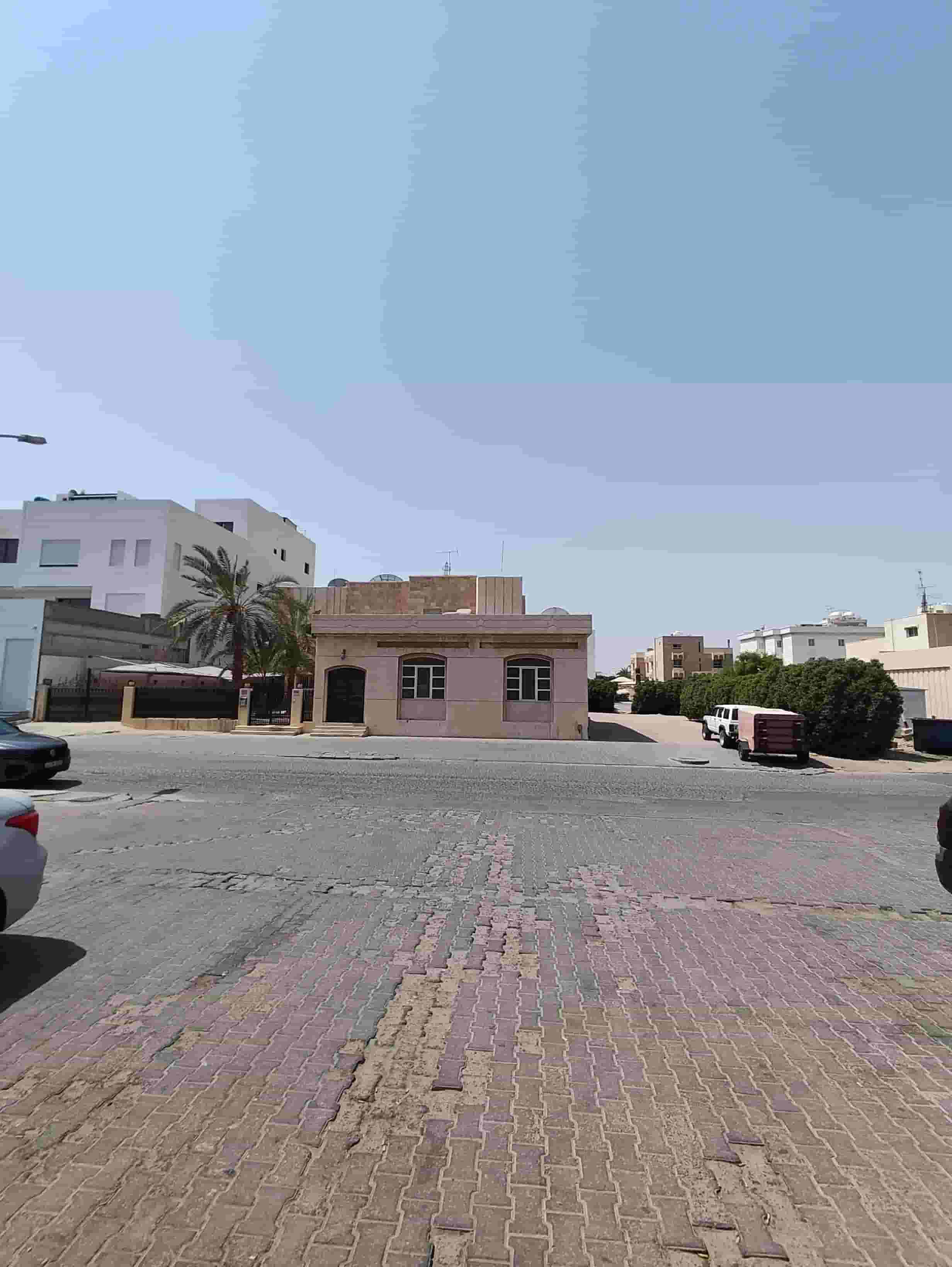 للبيع بيت هدام في السره المساحة 1000 متر 