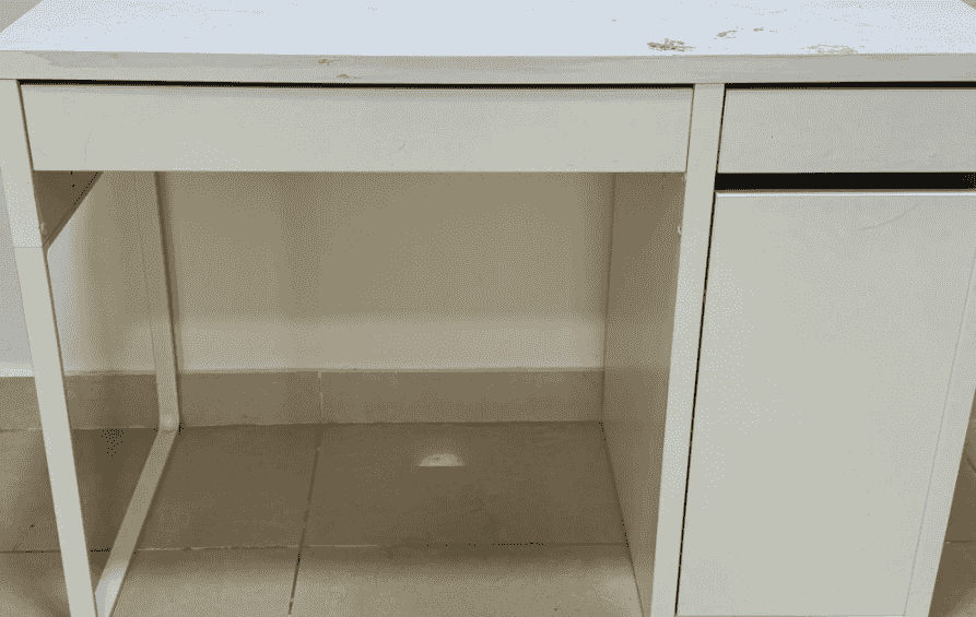 مكتب دراسي من إيكيا