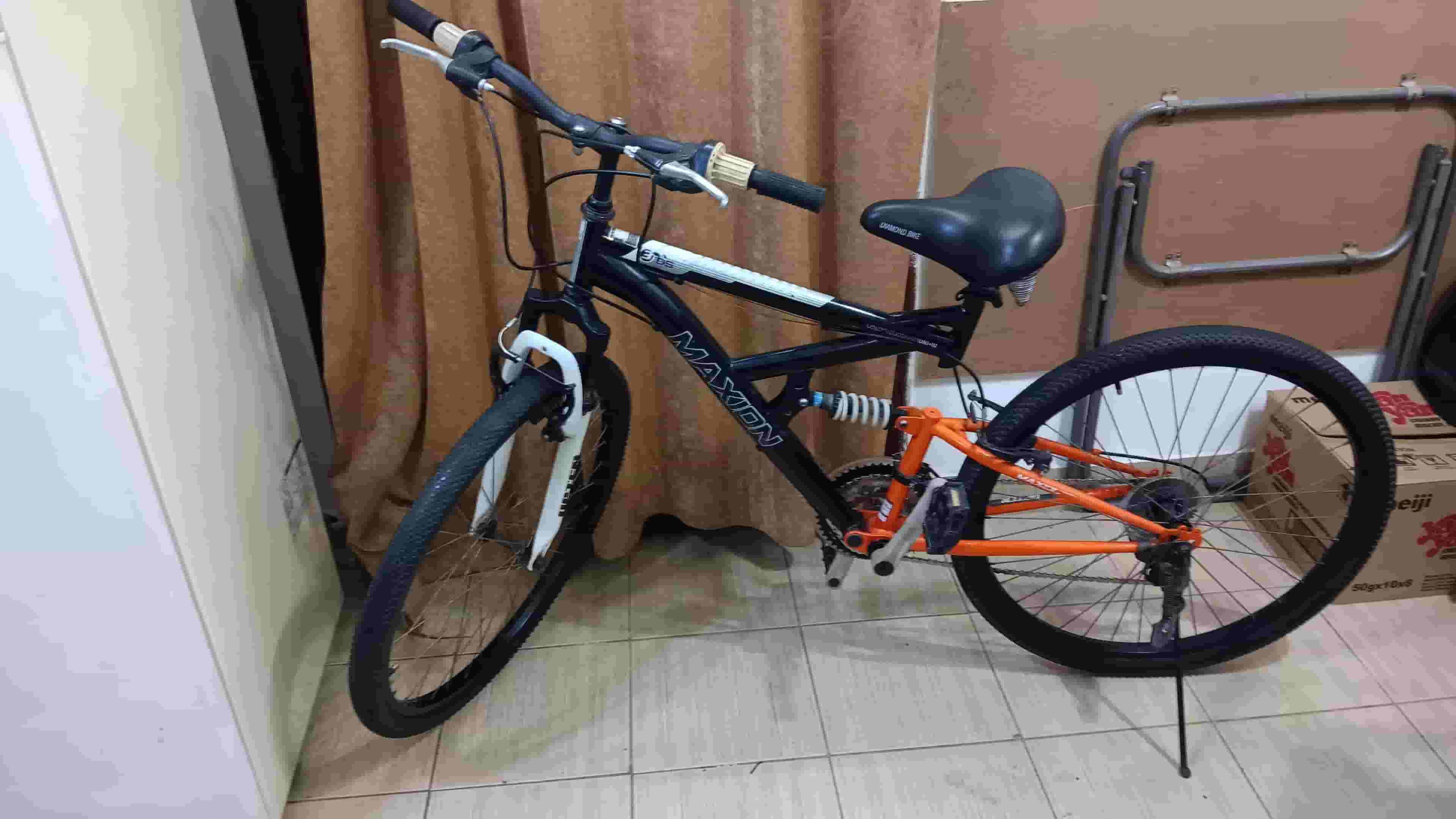 7-speed mountain sports bike